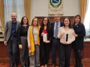 Sindaco di Cascina e Dirigente del Pesenti consegnano la borsa di studio.