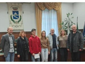 Autorità e studente per la consegna della borsa di studio. Autorità e studente per la consegna della borsa di studio.