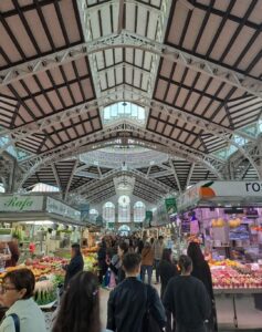 Studenti in un mercato coperto